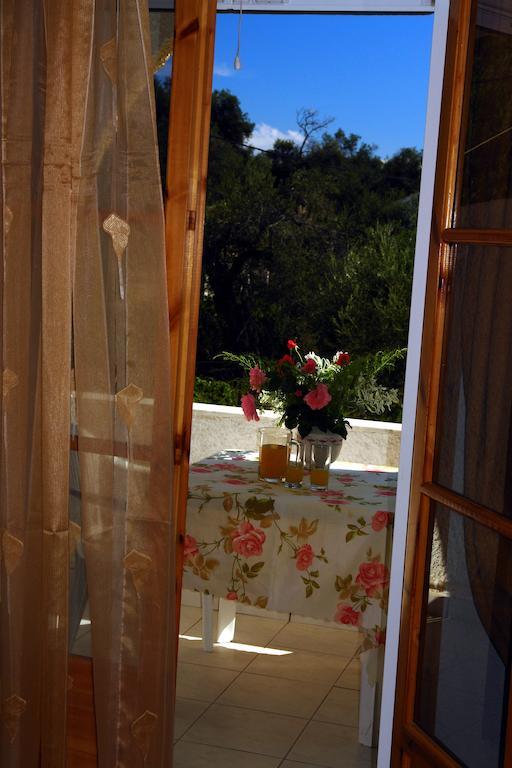 Prasoudopetra Aparthotel Agios Matthaios  Exterior photo
