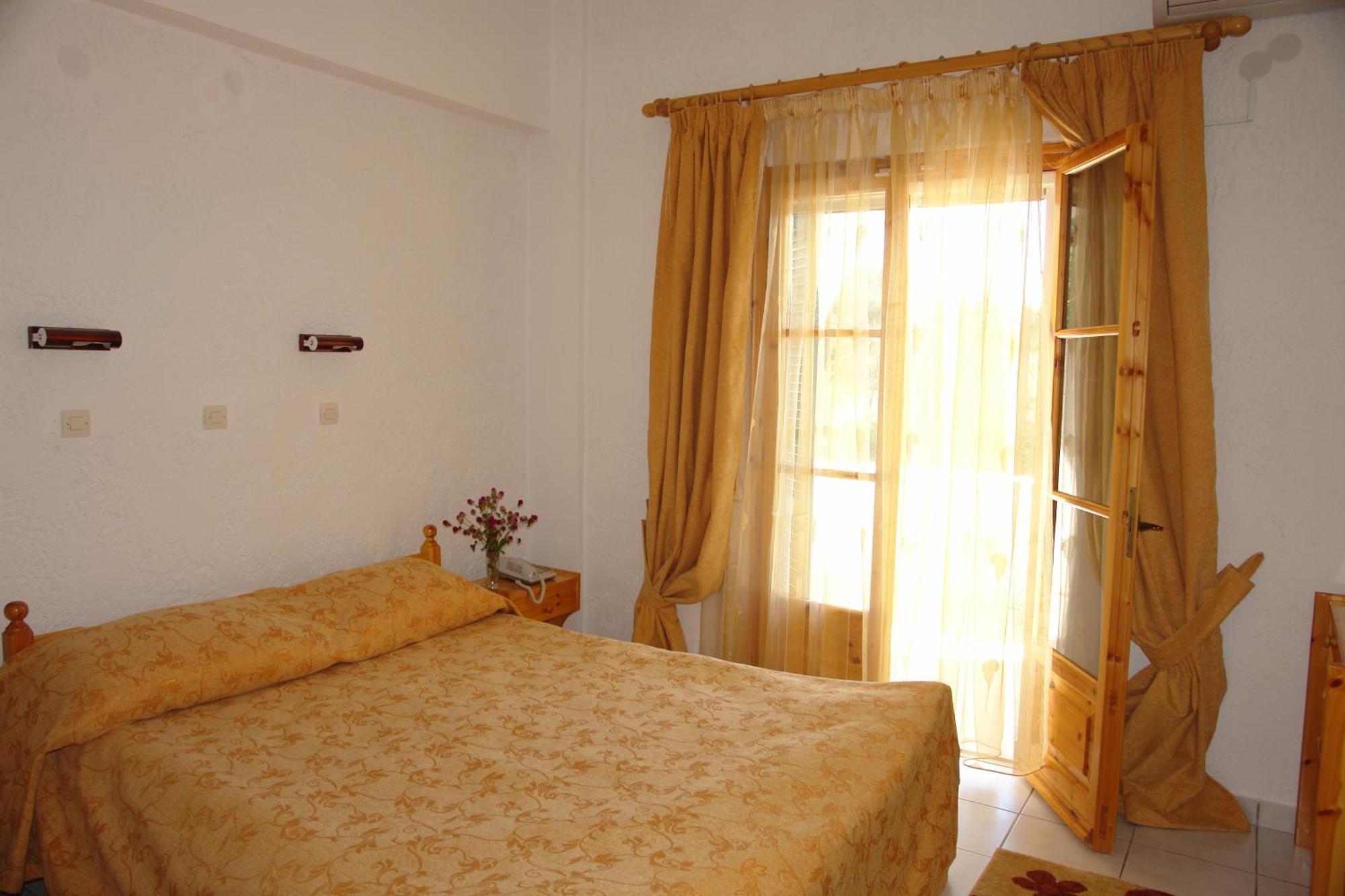 Prasoudopetra Aparthotel Agios Matthaios  Exterior photo