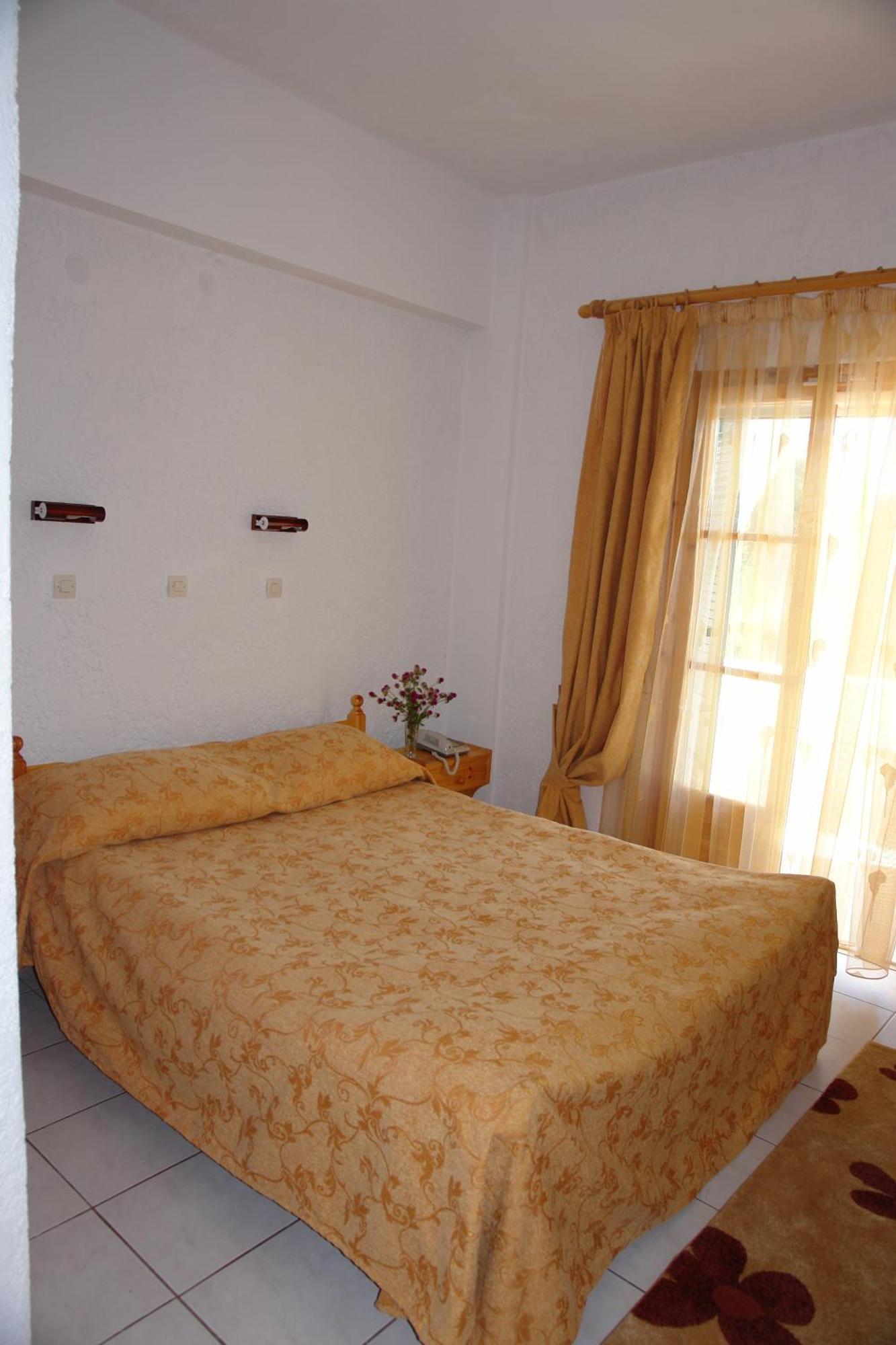 Prasoudopetra Aparthotel Agios Matthaios  Exterior photo
