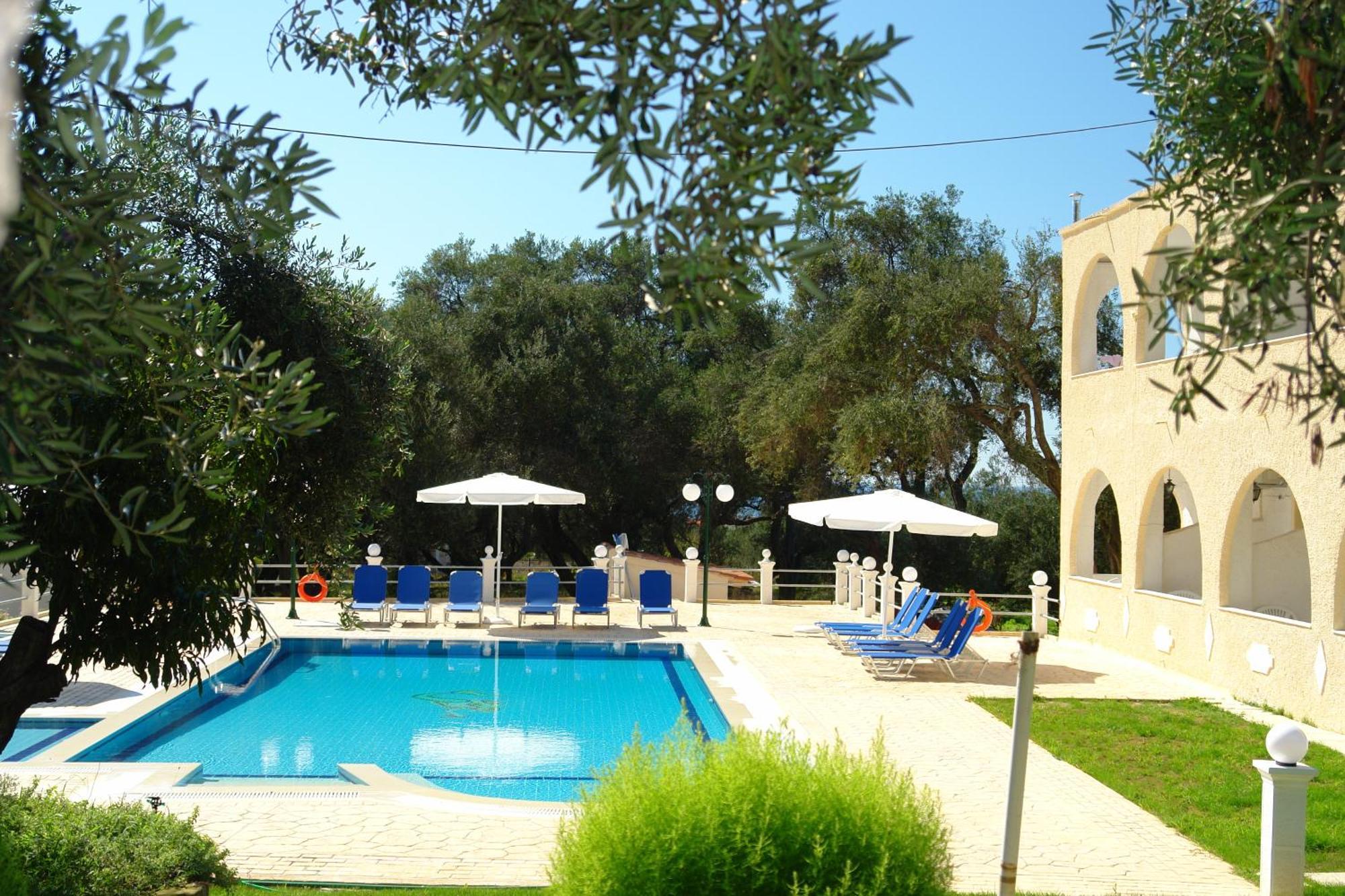 Prasoudopetra Aparthotel Agios Matthaios  Exterior photo